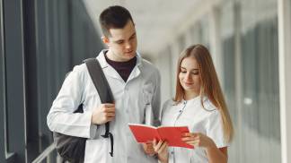 estudantes-de-medicina-estao-lendo-um-livro-em-um-hospital