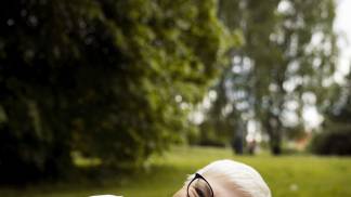 elderly-person-spendng-tim-with-their-pets